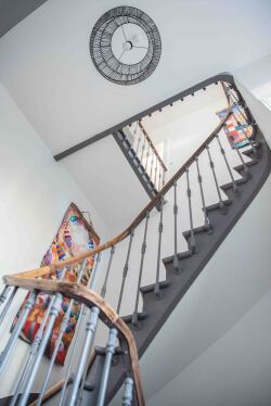 L'escalier en bois qui mène aux chambres du 1er étage