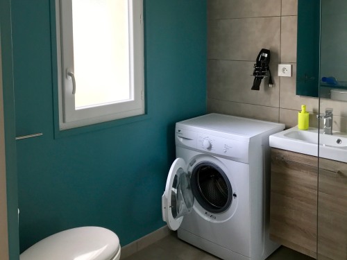 Salle d'eau du RDV comprenant douche italienne, WC surélevé, Machine à laver