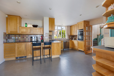 Spacious full kitchen