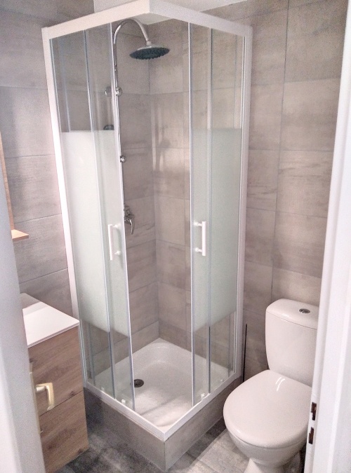 douche dans la salle de bain