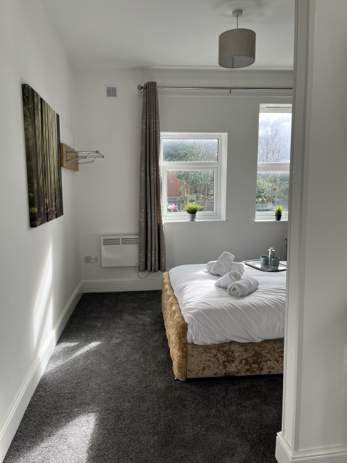 Studio 4 - open plan double bedroom with hanging rail