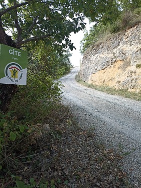 chemin d'accès en haut de la colline