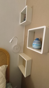 Branchement USB et liseuse de chaque côté du lit