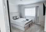 Bedroom 1: Double bed + Smart TV