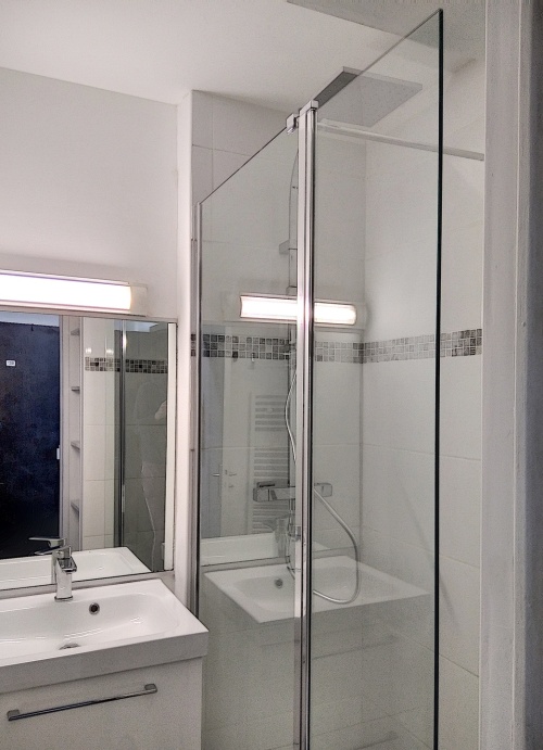 salle d'eau avec douche à l'italienne