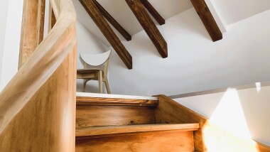 Gepflegter Zugang zu den einzelnen Wohnungen – ruhiges Wohnen im kleinen Mehrfamilienhaus.