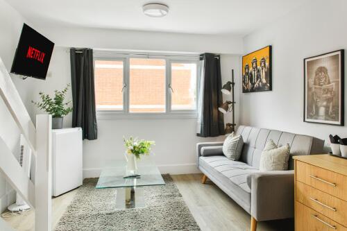 ROOM 4 LIVING AREA