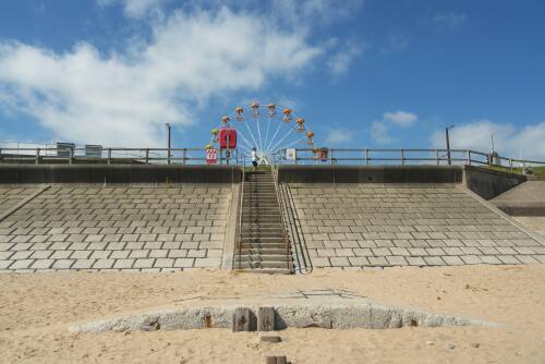 Aberdeen Esplanade & Beach with Big Wheel beyond with thanks to Kenny Lam & Visit Scotland
