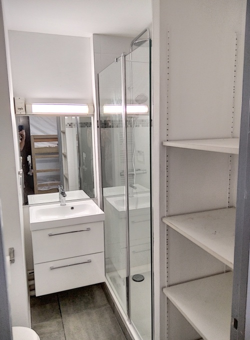 salle de d'eau avec toilettes