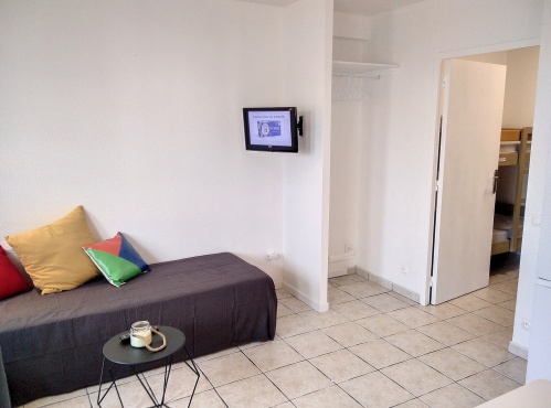 penderie et TV murale dans le salon