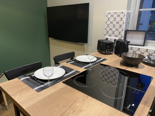 espace repas et table cuisson induction