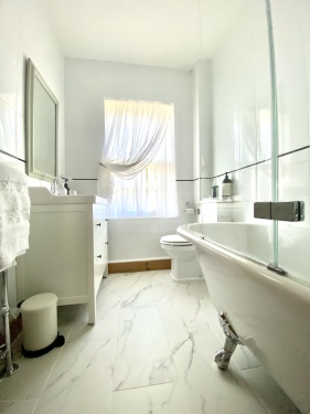 Candy Cottage bathroom