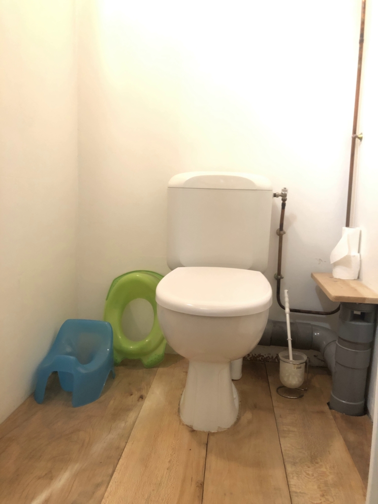 WC rez-de-chaussée et accessoires enfant
