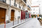 ruelle calme avec des restaurants et a proximité du métro et autres moyens de transport 