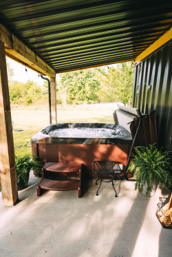 Hot Tub, on Back Porch -Nova Cottage