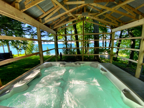 Hot tub/spa has great views! 