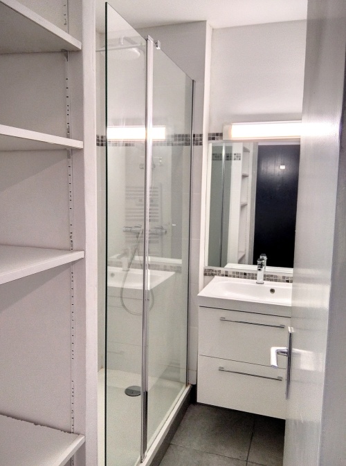 salle d'eau avec toilettes