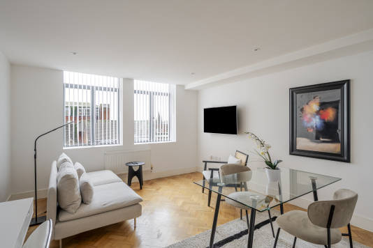 Spacious living room 