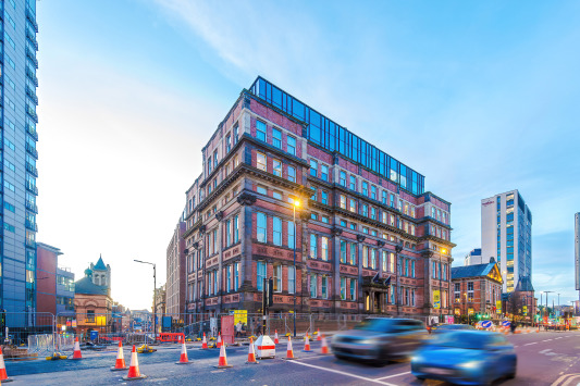 Stylish 2-Bed 2-Bath Apartment in Newly Renovated Victorian Building – Prime Leeds City Centre near Station