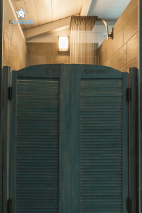 Doccia esterna al tramonto