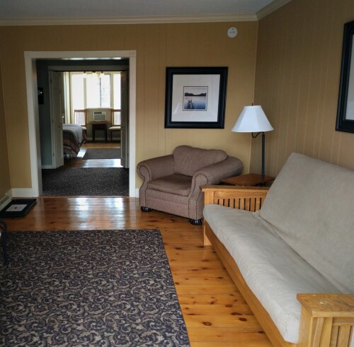 Suite-Ensuite with Shower-Rm 17, 1st Floor, Non-ADA