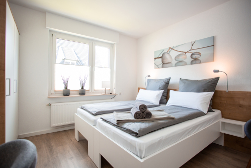 Schlafzimmer mit Doppelbett 180 x 200. Bett kann auch zu zwei Einzelbetten ja 90 x 200 cm geteilt werden 