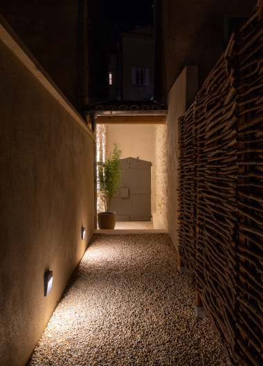 En repartant dans le village