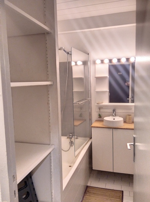 salle de bains avec baignoire et meuble vasque