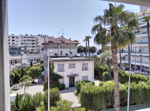 balcon avec vue ville et mer