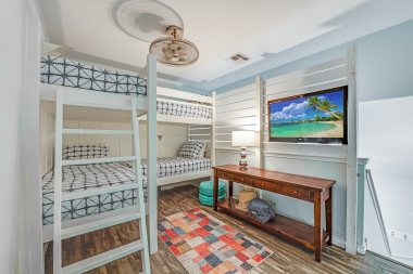 2 Xl twins and 2 regular twins, there is a buildt-in gate at the stairwell (shown in photo 22)