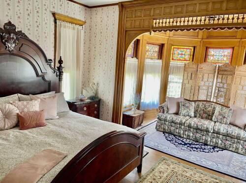 Belle Peabody Brown Suite-King-Deluxe-Ensuite with Shower-Courtyard view