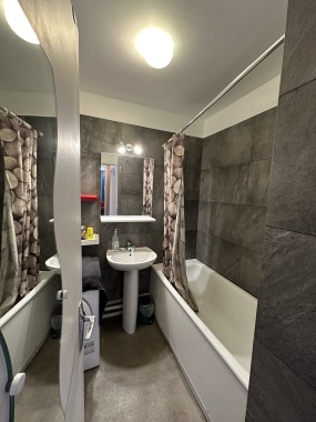 Salle de bain avec baignoire douche