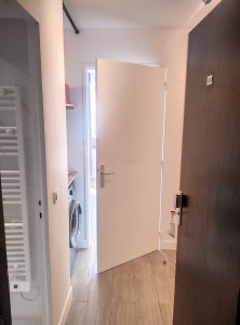 machine à laver et petits rangements dans l'entrée 