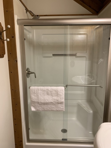 2-person shower with seating areas