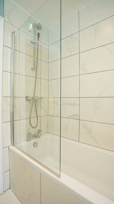 shower & Bath 17 apt 2 