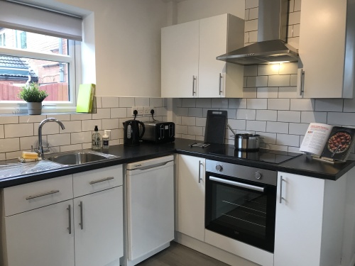Fully equipped Kitchen with Fan oven, electric hob, Microwave, Kettle, Toaster, Fridge / Freezer & Washer Dryer - Bamber Bridge Preston