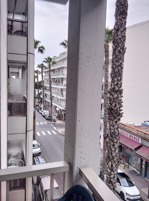 balcon ensoleillé donnant sur la ville
