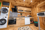 CUISINE EQUIPEE, MACHINE A LAVER, SECHE LINGE, FOUR, FOUR A MICRO ONDE, LAVE VAISSELLE , POUBELLES