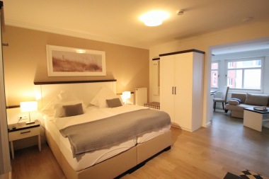 Schlafbereich mit Kleiderschrank und TV