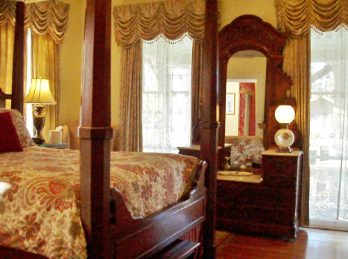 New Orleans guest room