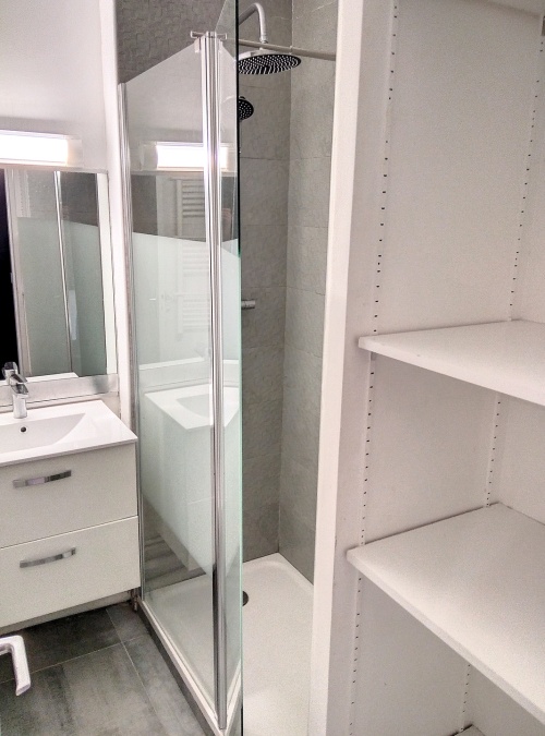 salle d'eau avec rangements