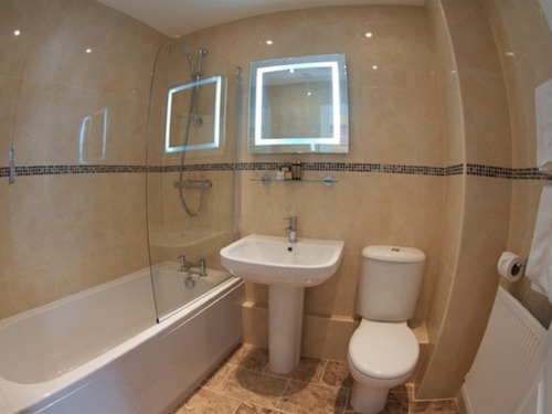 2 Bedroom Sea View Apartmenrt. Bathroom with combined shower and bath