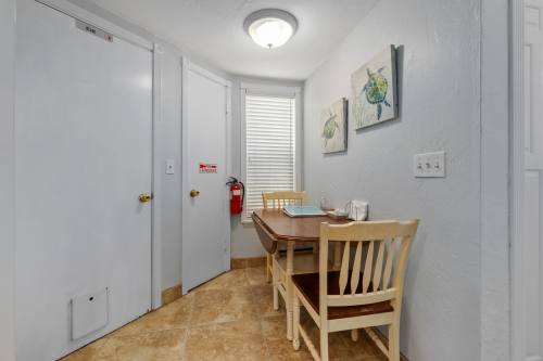 Off kitchen, little Breakfast nook