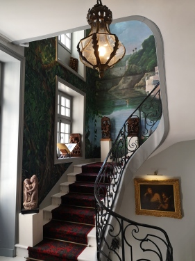 Escalier d'honneur avec sa fresque et sa collection d'art érotique indien
