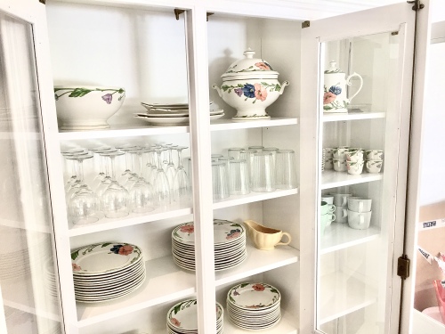 Cabinet with fine Villeroy&Boch china and glassware
