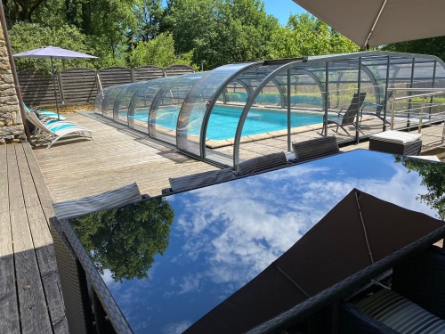 espace repas, plage et piscine