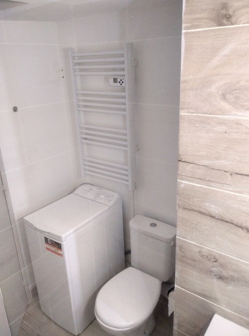 machine à laver dans la salle d'eau