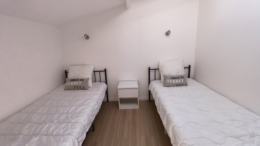 Chambre 2 avec lits en 90, climatisation et penderie