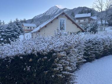vue d'ensemble et montagne enneigées