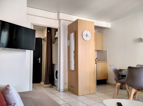 machine à laver dans l'entrée, TV murale 